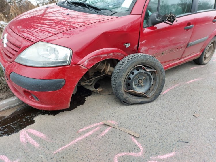 Félfrontálisan ütközött két autó hétfő reggel a Tüzér utcán, egy személy megsérült