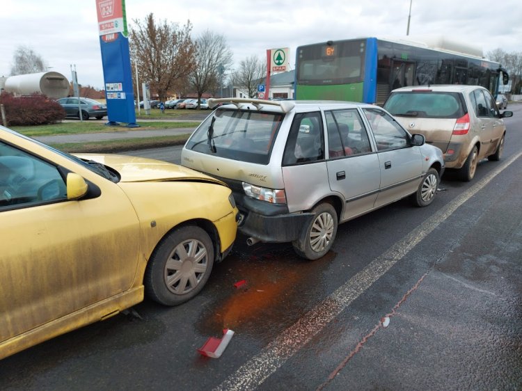 Ráfutásos, hármas karambol történt csütörtökön a Tiszavasvári úton