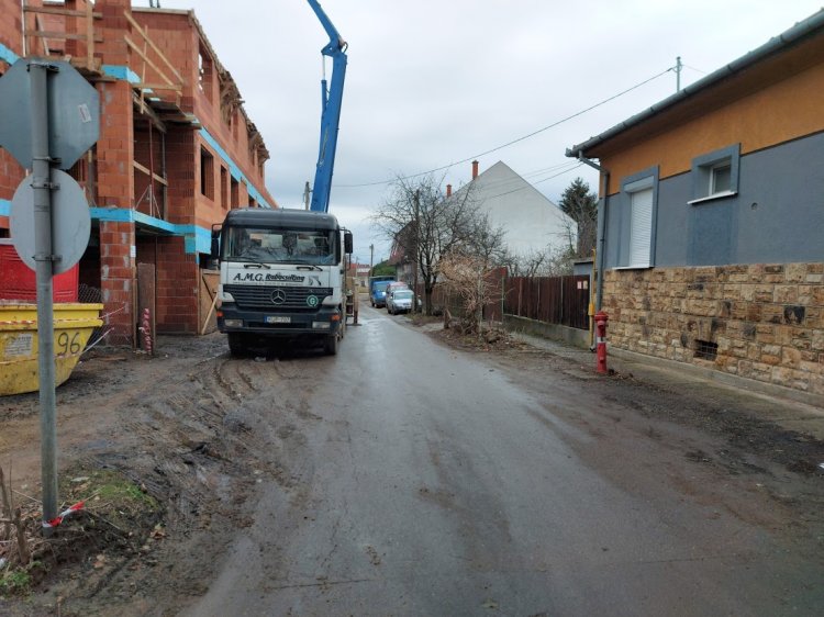 Fokozott figyelemmel közlekedjenek – Sávszűkítés építési munkák miatt a Tóth Árpád utcán