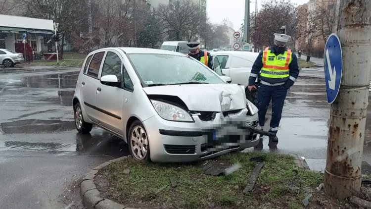 Útpadkának, majd villanyoszlopnak csapódott egy kanyarodó jármű a Ferenc körúton