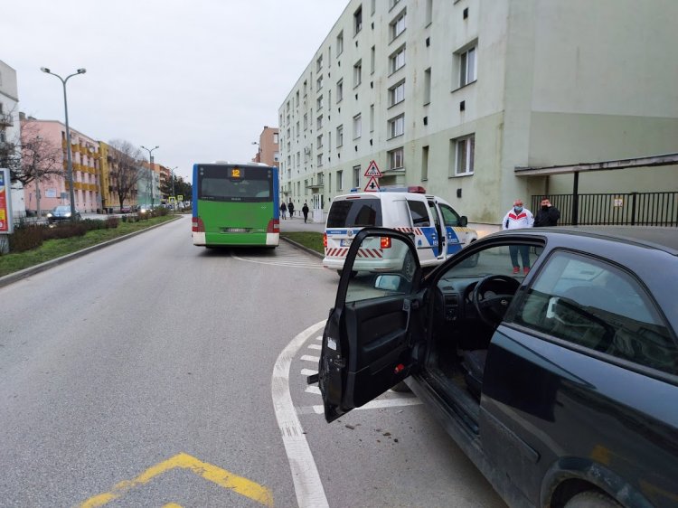 Autóbuszra nyitotta az ajtaját egy parkoló jármű az Arany János utcán
