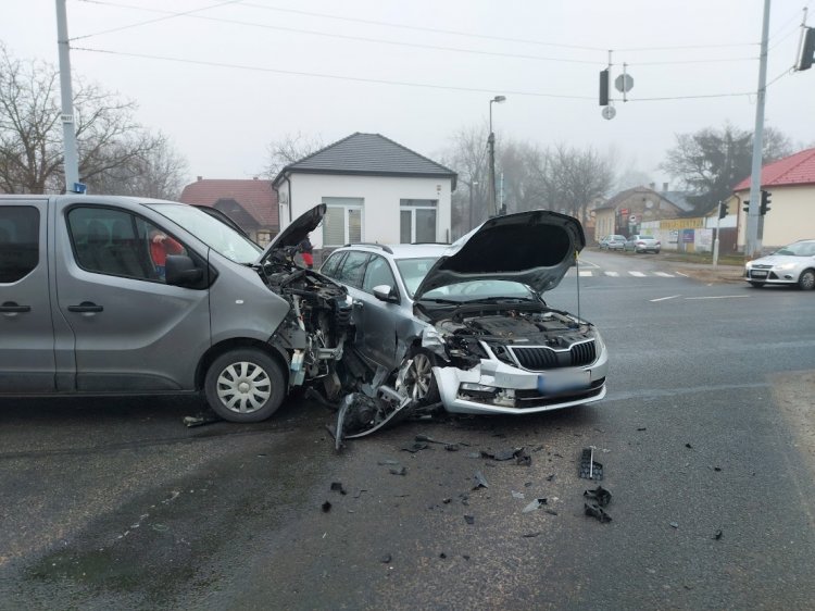Jelentős anyagi kárral járó baleset történt kedd reggel az Orosi úti kereszteződésben