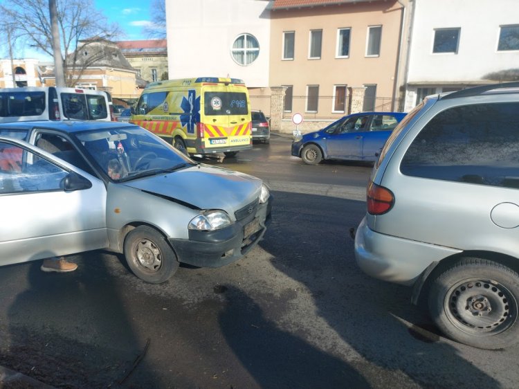 Ráfutásos baleset történt a Szent István és Ady Endre utcai csomópontnál