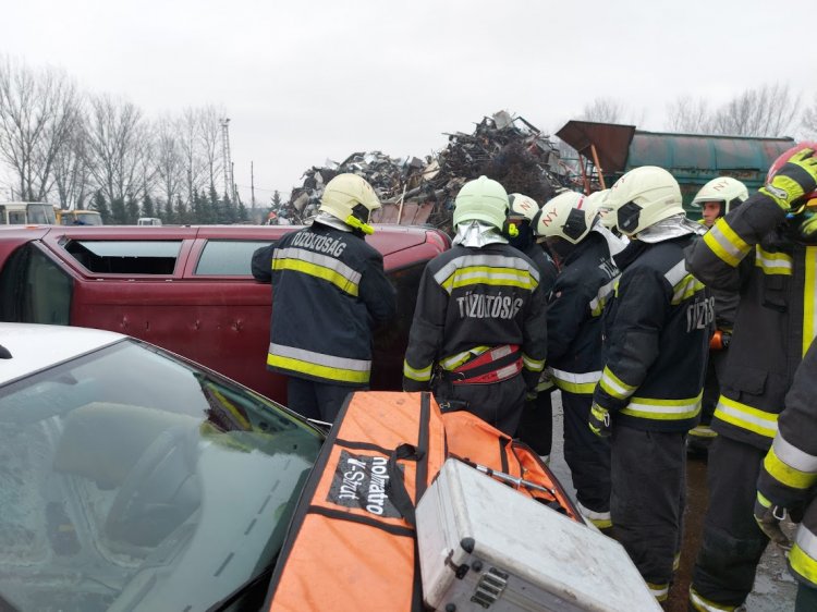 Gyakorlatot végeztek a katasztrófavédők: ez a szakszerű eljárás autóba szorult személynél