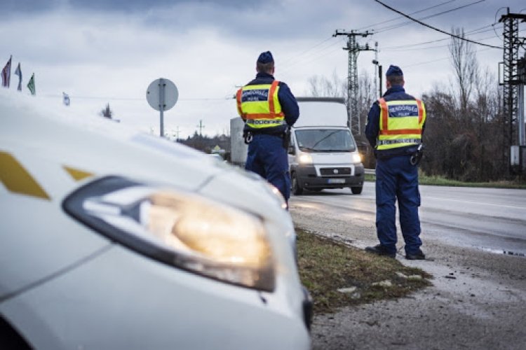 Rendőrségi ellenőrzés az utakon – Teherautókat és buszokat állít meg a hatóság