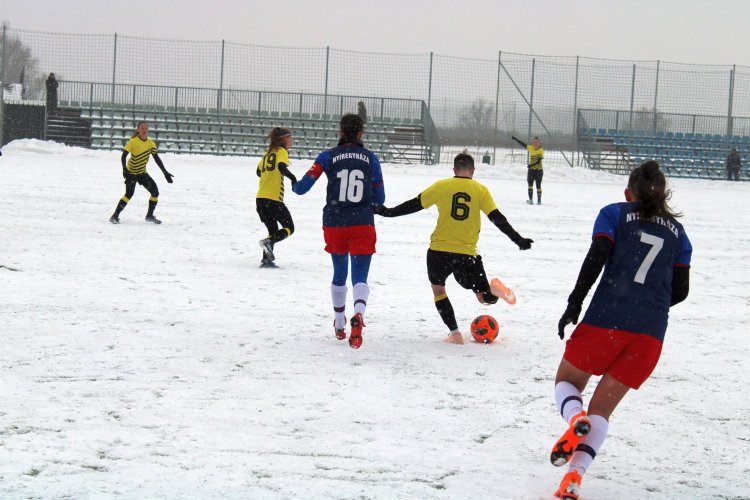 Hideg, havazás, csúszós talaj - Női labdarúgó bajnokit rendeztek Örökösföldön