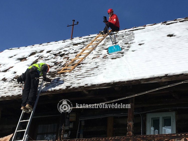 Katasztrófavédelem – Földrengés után: tetőt fedtek, segítettek!