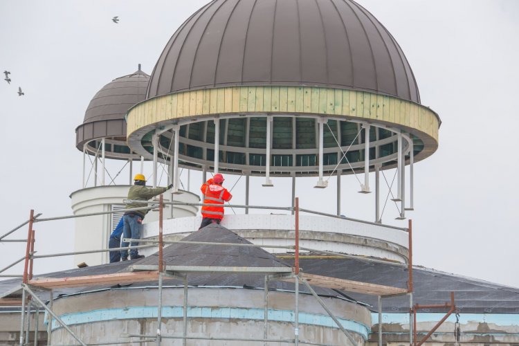Épül a borbányai görögkatolikus templom - Helyére illesztették a kupolákat