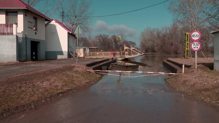 Nem üzemel a balsai komp – A Tisza áradása miatt egy hete nem tud közlekedni