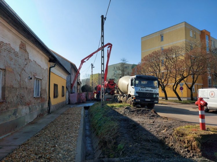 Fokozott figyelemmel közlekedjenek – Sávszűkítés építési munkák miatt a Tompa Mihály utcán