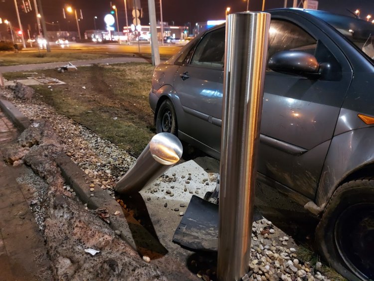 Felrohant a járdára és villanyoszlopot tört ki egy jármű a Pazonyi útnál