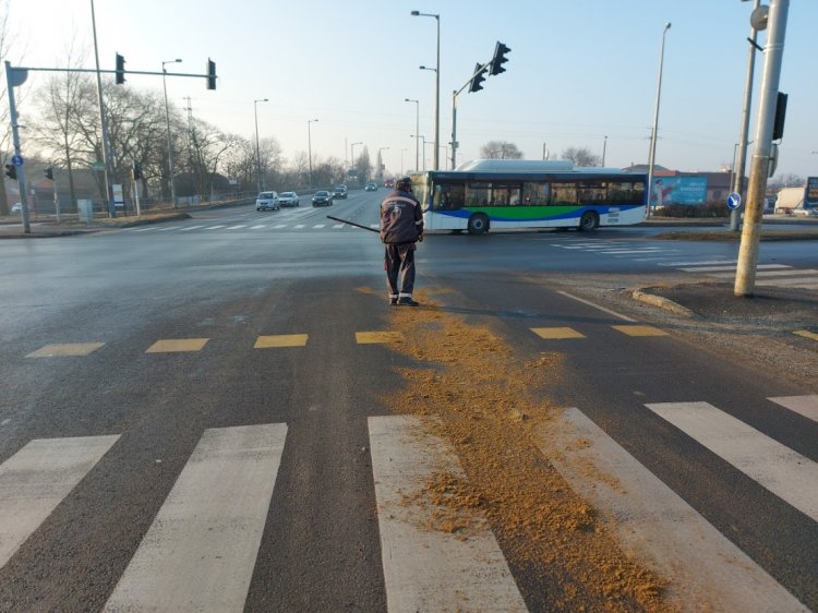 Ideiglenesen lezárták a Debreceni út egy szakaszát, nagy mennyiségű olaj folyt a területre