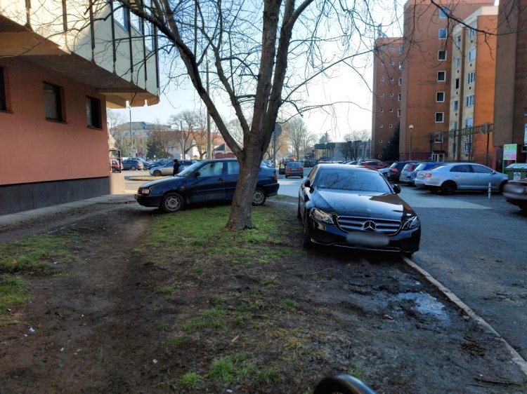 Szabálytalanul parkoló járművek gátolják az árufeltöltést a Szent István utca végén 