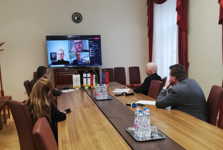 Online testvérvárosi egyeztetés Kajaani polgármesterével           