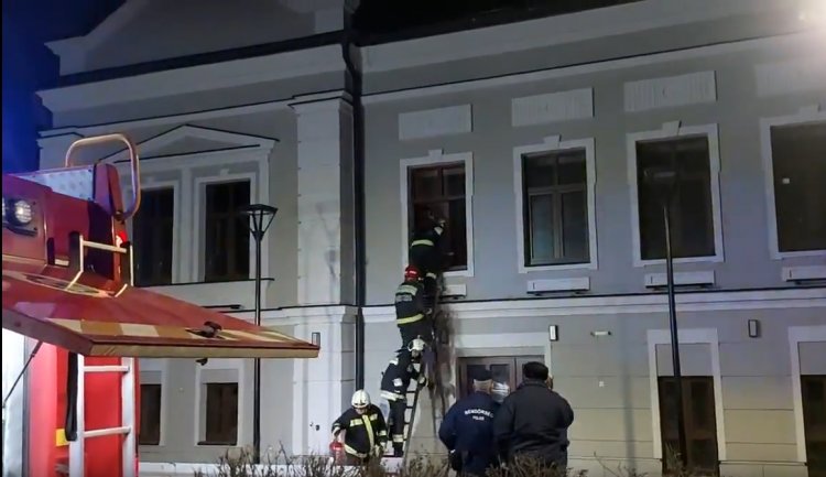 Lángok csaptak fel a Színház utcában – A tűzoltók az ablakon keresztül jutottak be