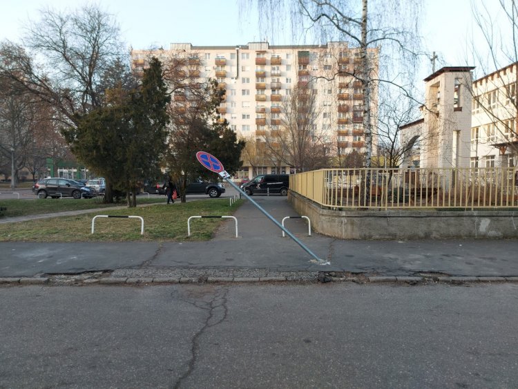 Megállni tilos táblát törtek az Ungvár sétányon – A NYÍRVV szakemberei helyreállították 