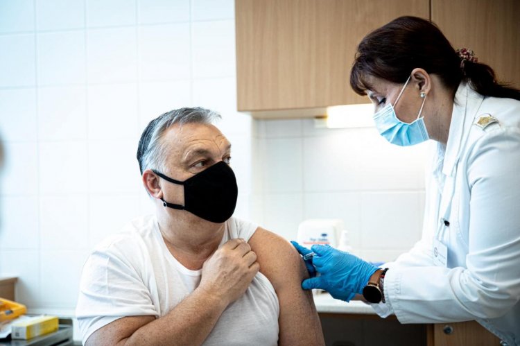 Beoltották a kínai Sinopharm koronavírus elleni vakcinájával Orbán Viktor miniszterelnököt