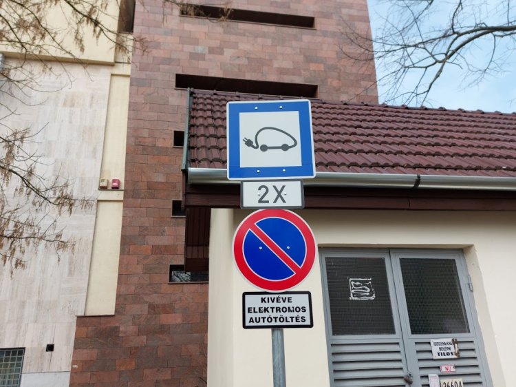 Büntetéssel jár, ha nem elektromos járművével elektromosautó-töltők helyén parkol