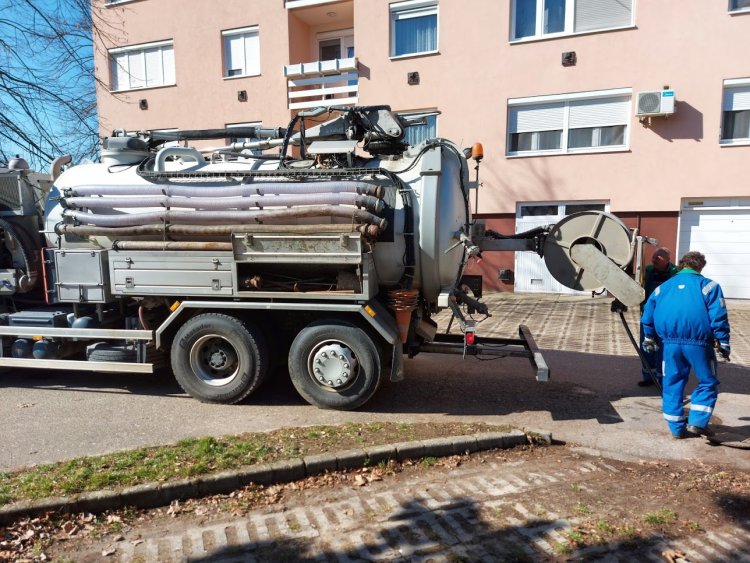 Forgalomkorlátozás a Váci Mihály utcán: duguláselhárítási munkálatokat végez a Nyírségvíz