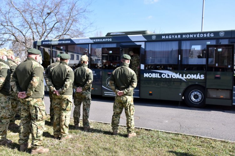 Oltóbuszokkal is részt vesz a honvédség a védekezésben            