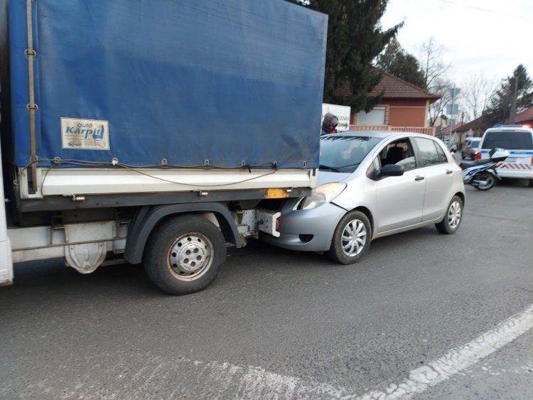 Ráfutásos baleset történt a Derkovits utca és a Tiszavasvári út csomópontjánál