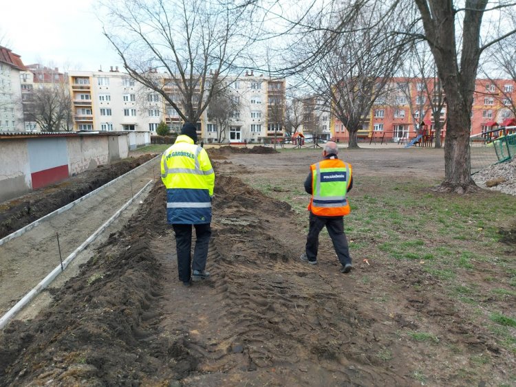 Polgárőrök védik a szalaggal elkerített építési terület a Malomkertben