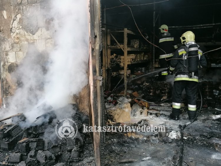 Tűz keletkezett egy nyírtelki műszaki bolt raktárépületénél hétfő délután