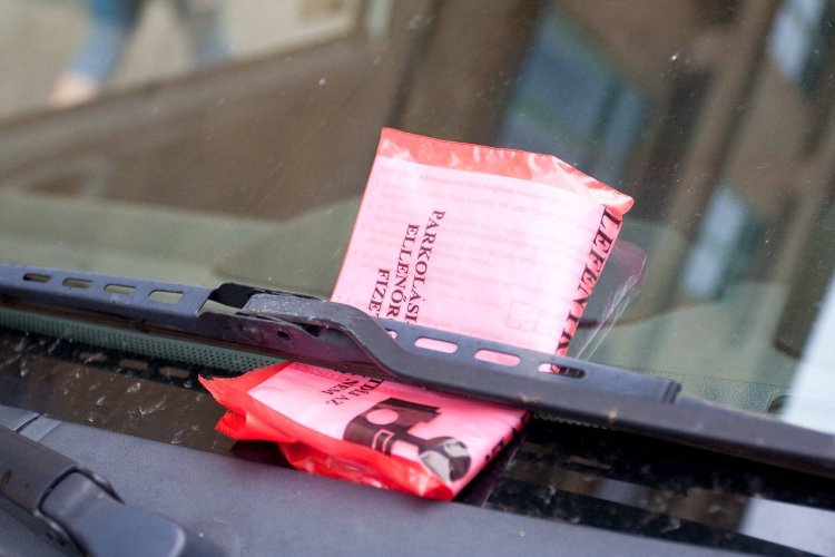 Büntetik az autósokat – Több tízezer forintos bírságra számíthatnak a tilosban parkolók