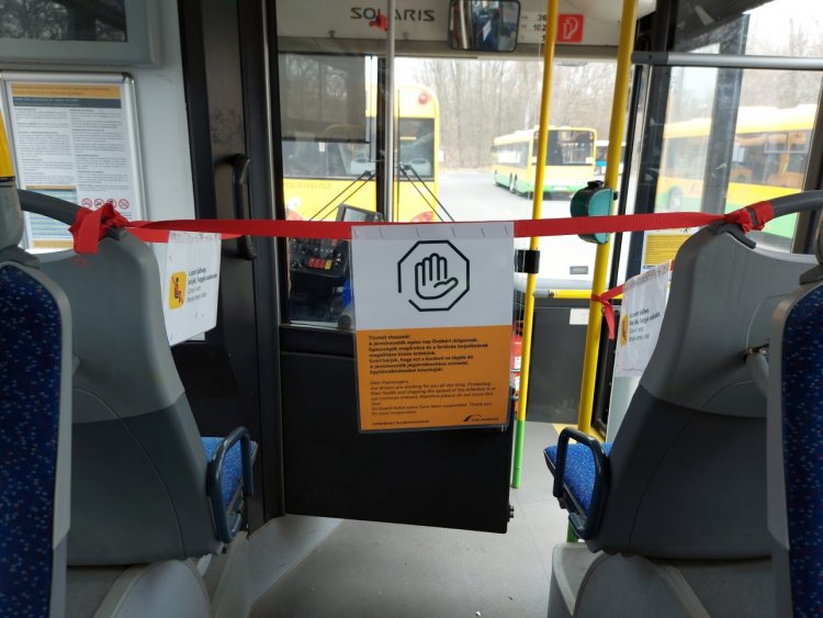 Autóbuszon utazók figyelem: kizárólag a hátsó ajtókon lehet felszállni a buszokra