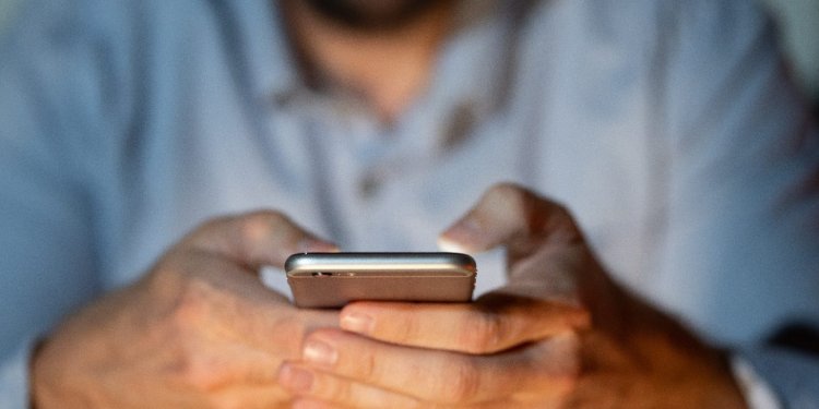 Továbbra is fenyegetést jelentenek az adathalász „csomagküldő” SMS-ek