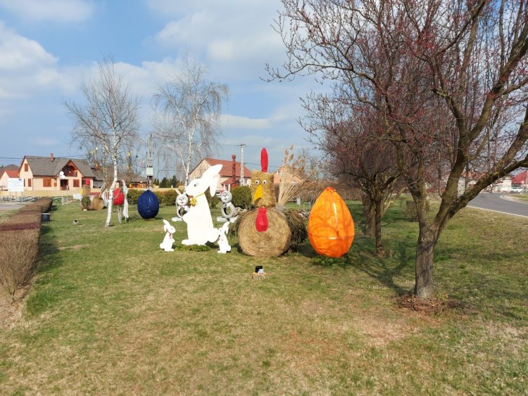 Feldíszítették a nyírbogdányi parkot, az ott lakók gondoskodnak a húsvéti hangulatról
