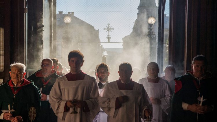 Gyertyafénynél kezdődik a nagyszombati liturgia, amin életről és halálról elmélkednek