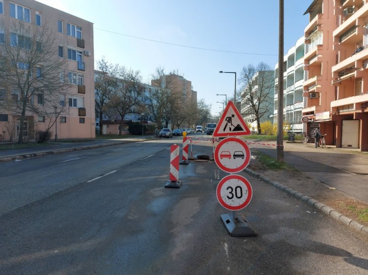Forgalomkorlátozás a Vasvári Pál utcán – Szintbe helyeznek egy megsérült közműfedelet