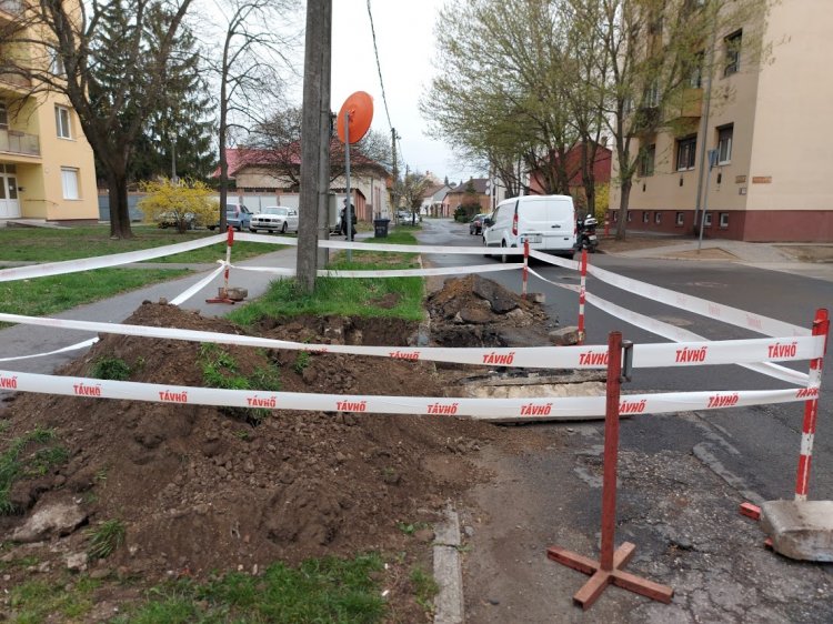 Forgalomkorlátozás: meghibásodott távhővezetéket javítanak a Népkert és az Árpád utcánál