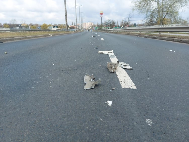 Be nem jelentett baleset törmelékeit szedte össze a Magyar Közút a körúton
