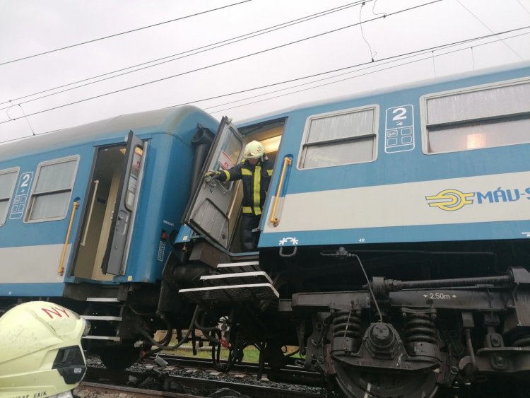 Tragikus vonatbaleset – Egy személy a helyszínen életét veszítette, hatan megsérültek