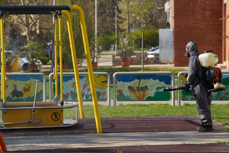 Az utcabútorokat és játszótereket tisztítják a NYÍRVV dolgozói