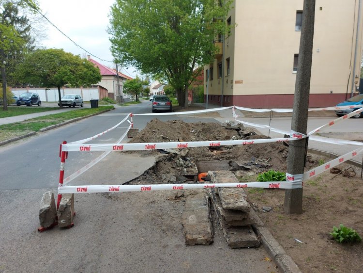 Újabb távhővezetékek korszerűsítésén dolgoznak a Népkert és Árpád utcákban