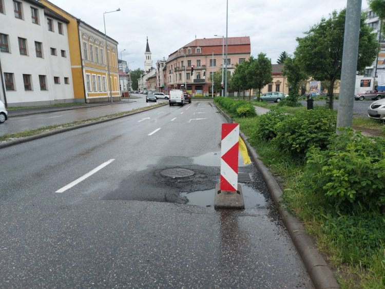 Kátyúba hajtott egy autós az Egyház utcán, a jármű megsérült