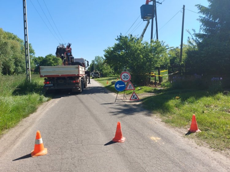 Oszlopokat cserél az E.ON Oroson a Diák utcán                