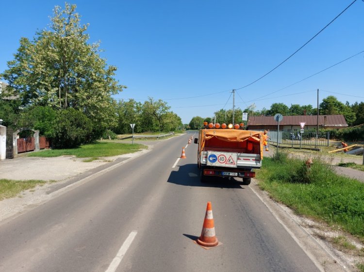 Vízelvezető rácsokat tisztít a Magyar Közút a Westsik Vilmos utcán
