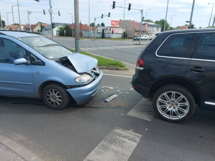 Két jármű ütközött a Móricz Zsigmond utca és a Debreceni úti felüljáró között
