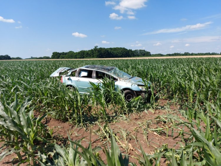 Letért az úttestről, kukoricaföldre csapódott majd felborult egy jármű