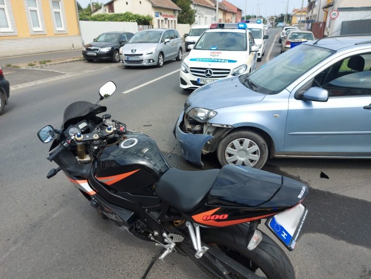 Egy motoros és egy személyautó ütközött a Debreceni út és a Szilfa utca kereszteződésében