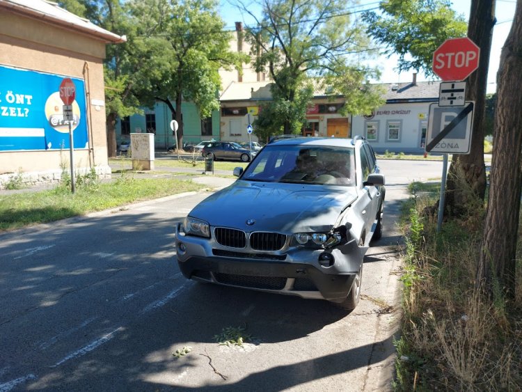 Korábban balesetezett jármű képez közúti akadályt a Bethlen Gábor utcánál
