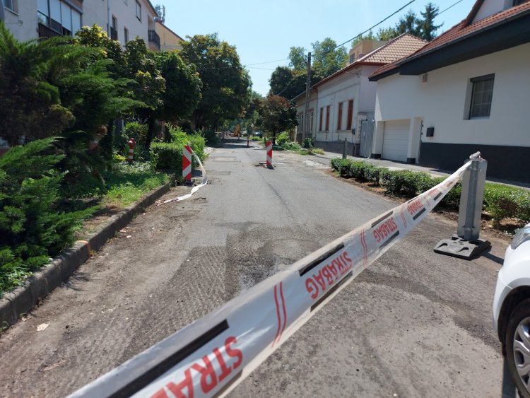 Közműfedelek szintbehelyezését végzik az Árpád utca egy szakaszán