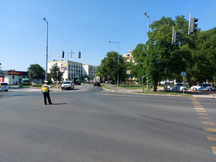 Kikapcsolták a jelzőlámpákat - rendőri karos irányítás váltotta fel 