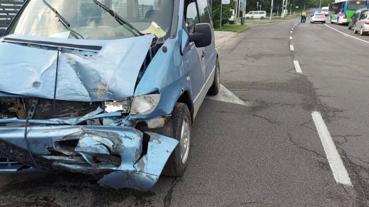Két kisteherautó ütközött a Debreceni úton, nem sérült meg senki