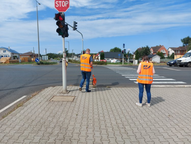 Gyalogos és kerékpáros áthaladási lehetőségeket mér fel a Magyar Közút