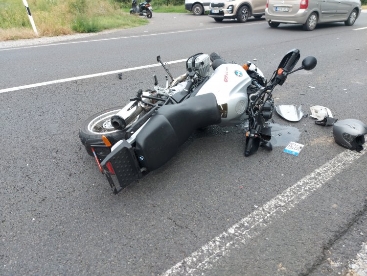 Egy motoros hátulról összeütközött egy teherautóval         